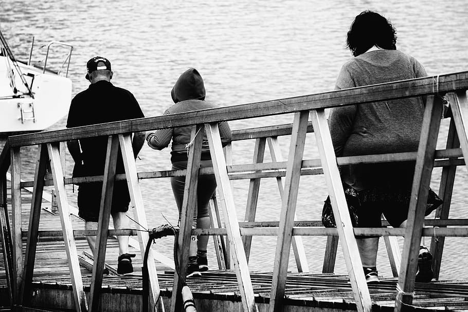 foto em escala de cinza, homem, duas, mulheres, travessia, de madeira, ponte, pessoas, senhora, menina
