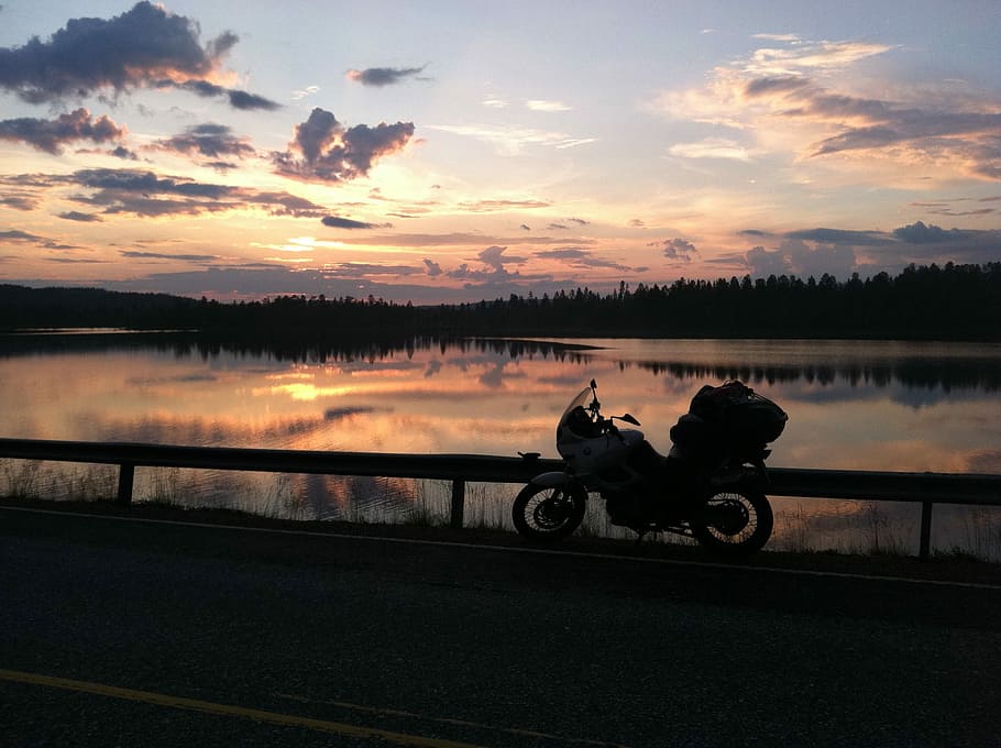 Motocicleta, Pôr do sol, Lago, Liberdade, jornada, aventura, moto, céu, nuvem - céu, silhueta