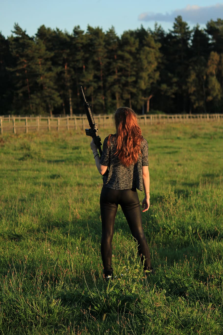 женщина, держащая ar-15, оружие, бой, стрелять, держать, девушка, сзади, вид, волосы