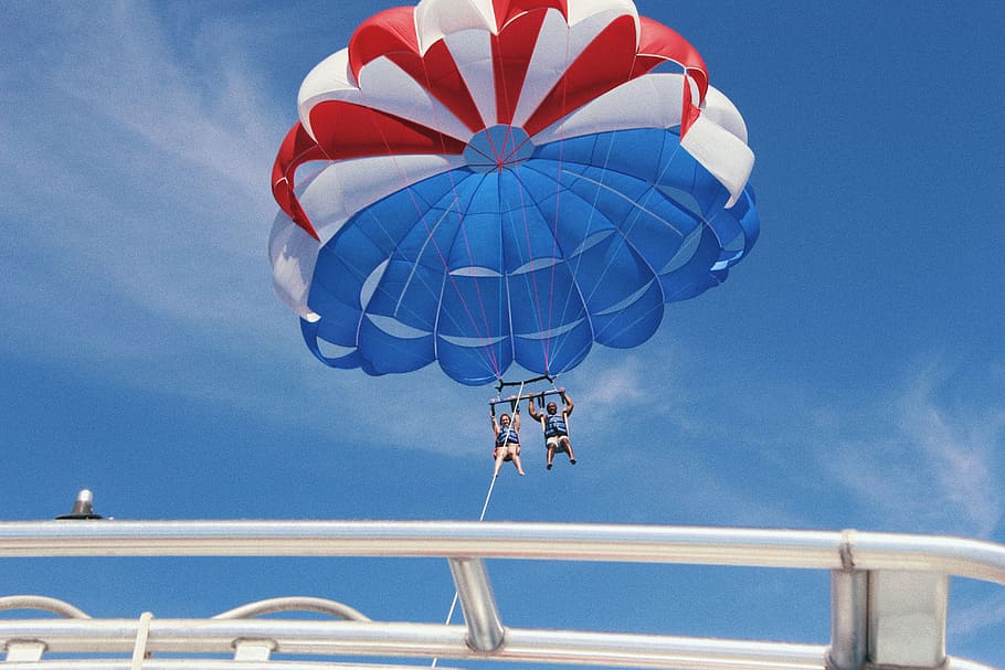 dois, pessoa, usando, quente, balão de ar, enforcamento, azul, céu, pára-quedas, nuvens