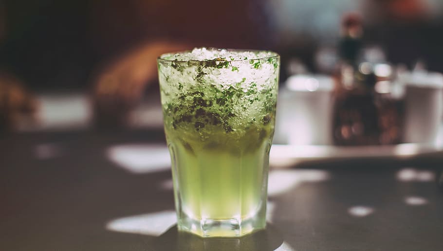 filled, glass, green, liquid, selective, focus photography, juice, drink, ice, green juice