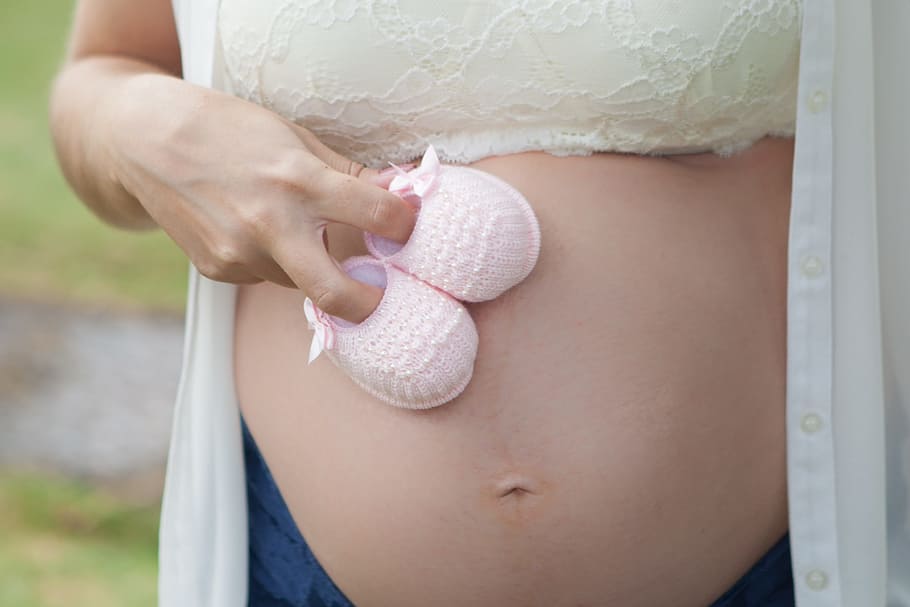 foto de maternidad, celebración, rosa, tejido de punto, zapatos, mujer embarazada, embarazada, mam, gran barriga, prueba de maternidad