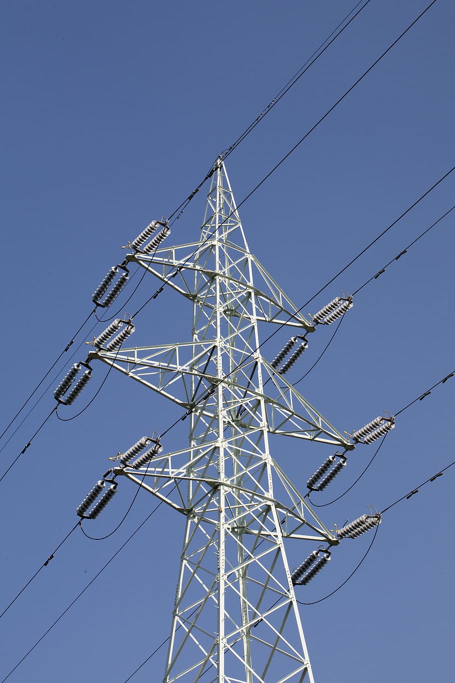 líneas de alta tensión, primera línea, torre de hierro, cable, electricidad, líneas de transmisión, torre de transmisión de potencia, cielo, vista de ángulo bajo, fuente de alimentación