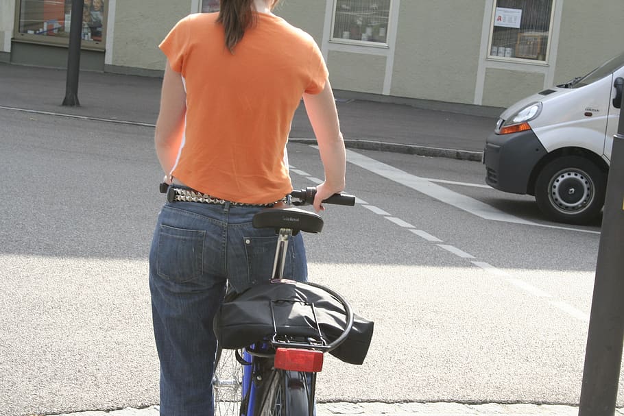 bicicleta, ciclista, movimiento, portero, luz de fondo, camiseta, jeans, trasero, mujer, pantalones