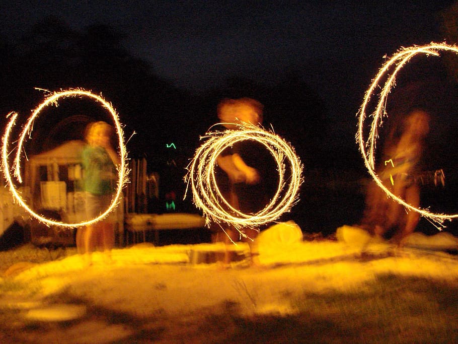 fotografía de lana de acero, personas, noche, bengalas, círculos de fuego, 4 de julio, celebrar, fuego, amarillo, brillante
