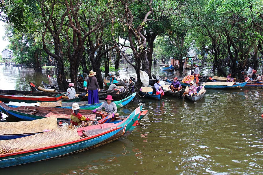 Personas montando botes, kompong phluk kompong, tour, gente del barco, pueblo, flotante, Siem Reap, Camboya, lago Tonle Sap, lago