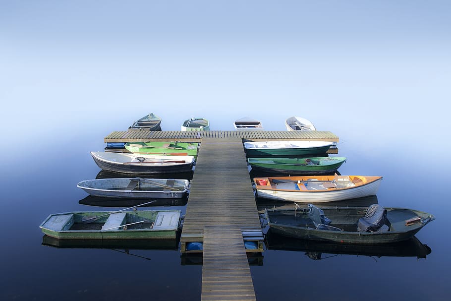 barcos de colores variados, azul, cuerpo, agua, botes, lago, silencioso, bote de remos, peces, ninguna persona