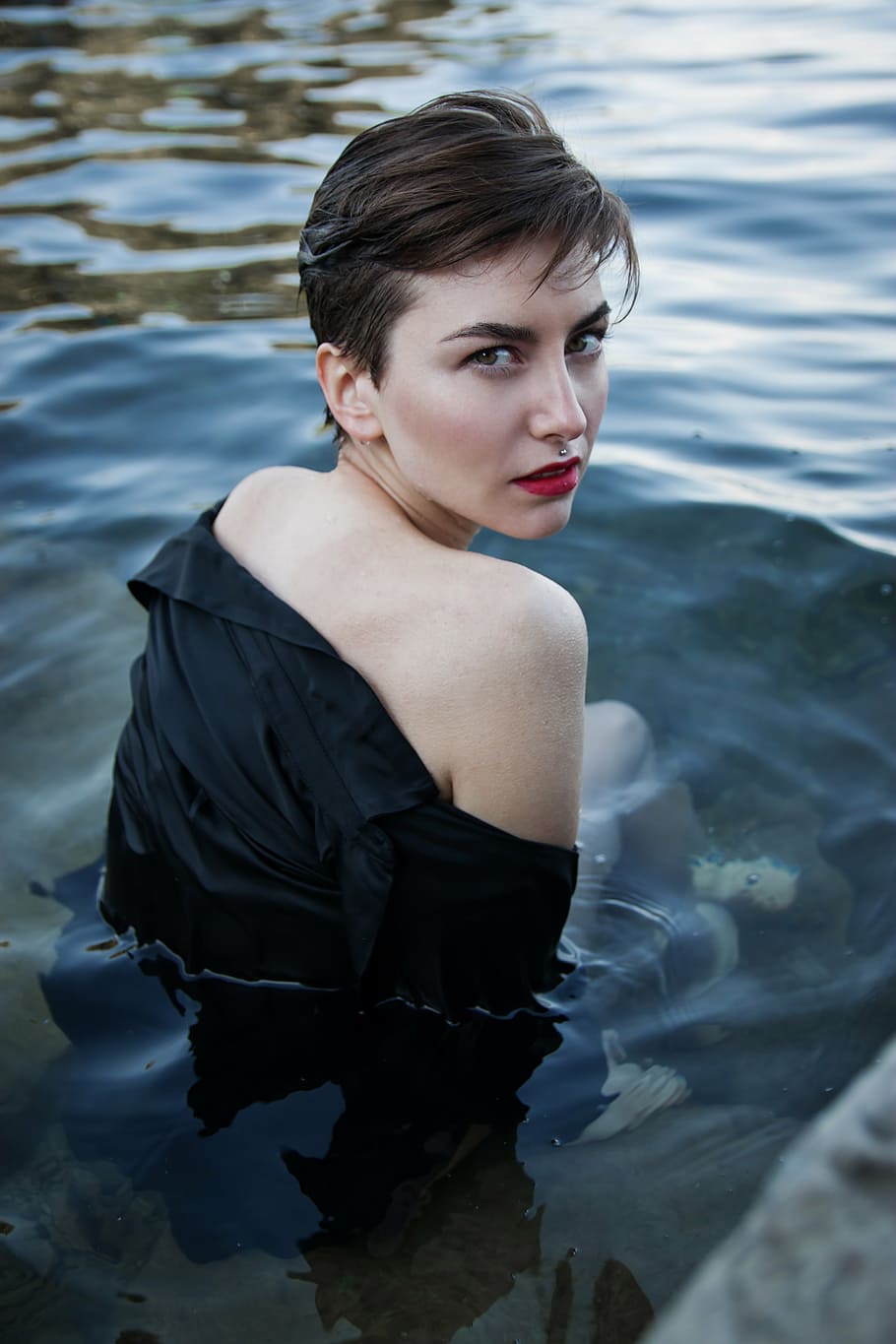 woman, wearing, black, long-sleeved, top, sink, half body, water, daytime, dvushka