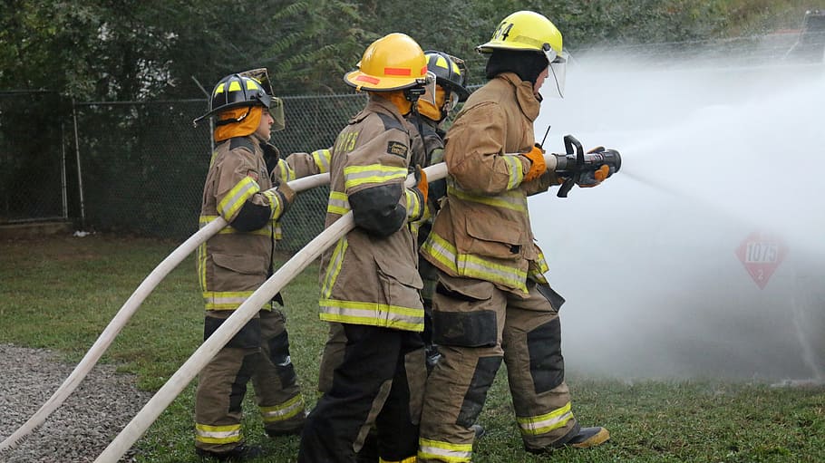treinamento de mangueira, bombeiros, mangueira, treinamento, bombeiro, tanque de propano, trabalho em equipe, broca, combate a incêndios, spray