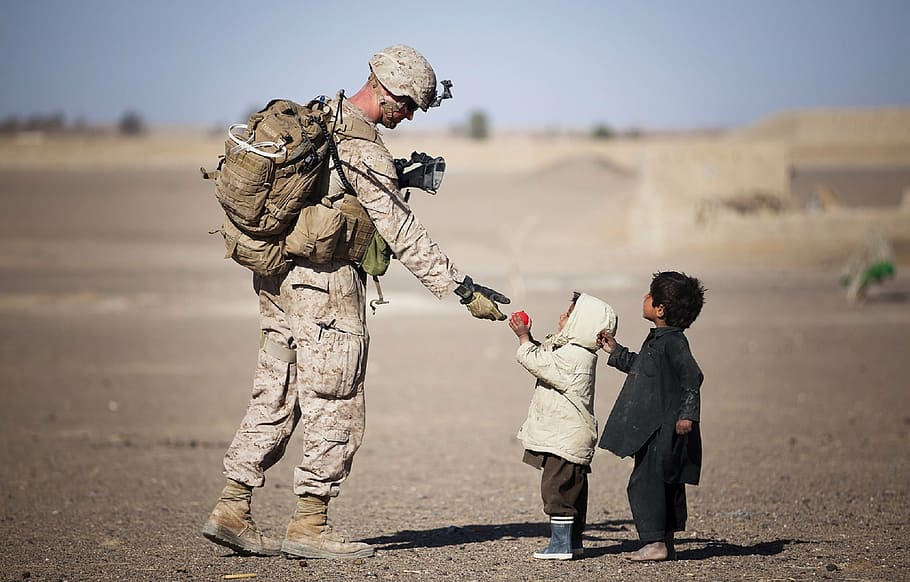 niño, dando, rosa, bola, soldado marino, soldado, militar, uniforme, americano, regalos