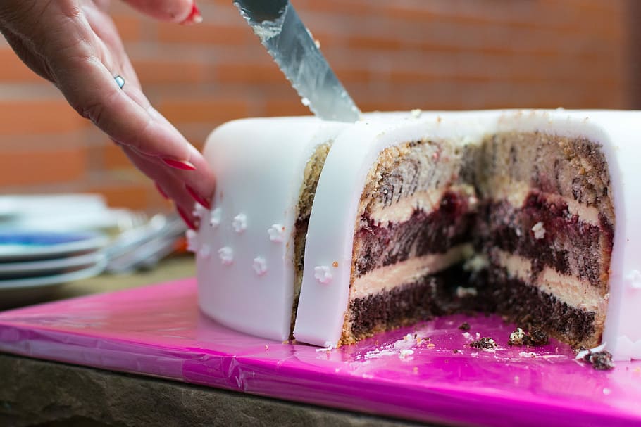 Kue ulang tahun, ulang tahun, kue, close up, hidangan penutup, tangan, luar, proses, Tangan manusia, makanan