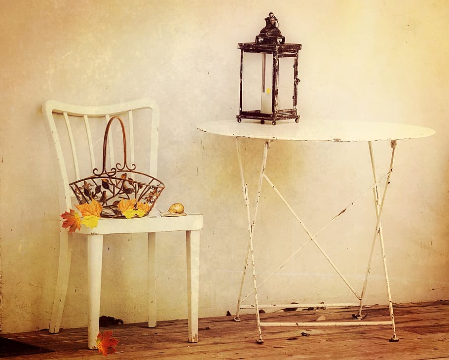 persona, tomando, foto, marrón, candelabro de vela, blanco, metal, plegable, mesa, silla