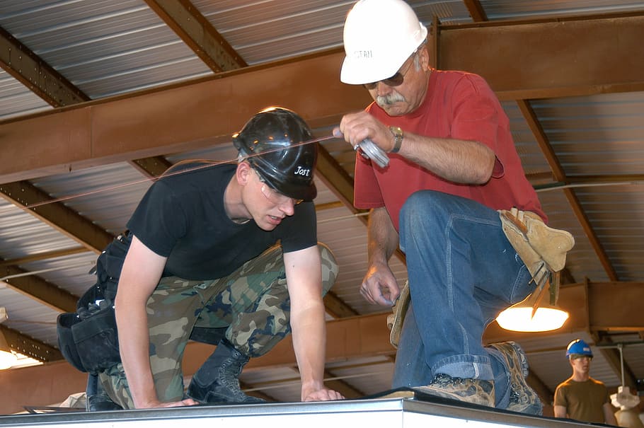 dois, homens, fixação, telhado, construção, trabalhadores, perfuração, instalação, teto, site