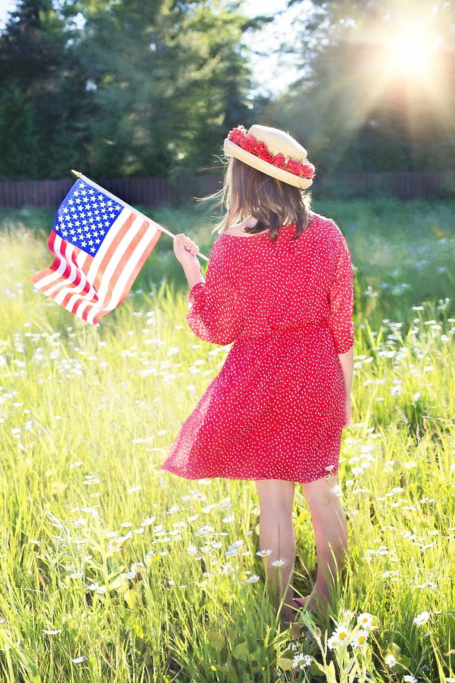 menina, vestindo, vermelho, mini vestido de 3/4 de manga, 3/4 de manga, segurando, bandeira dos eua, quarto de julho, bandeira americana, mulher bonita