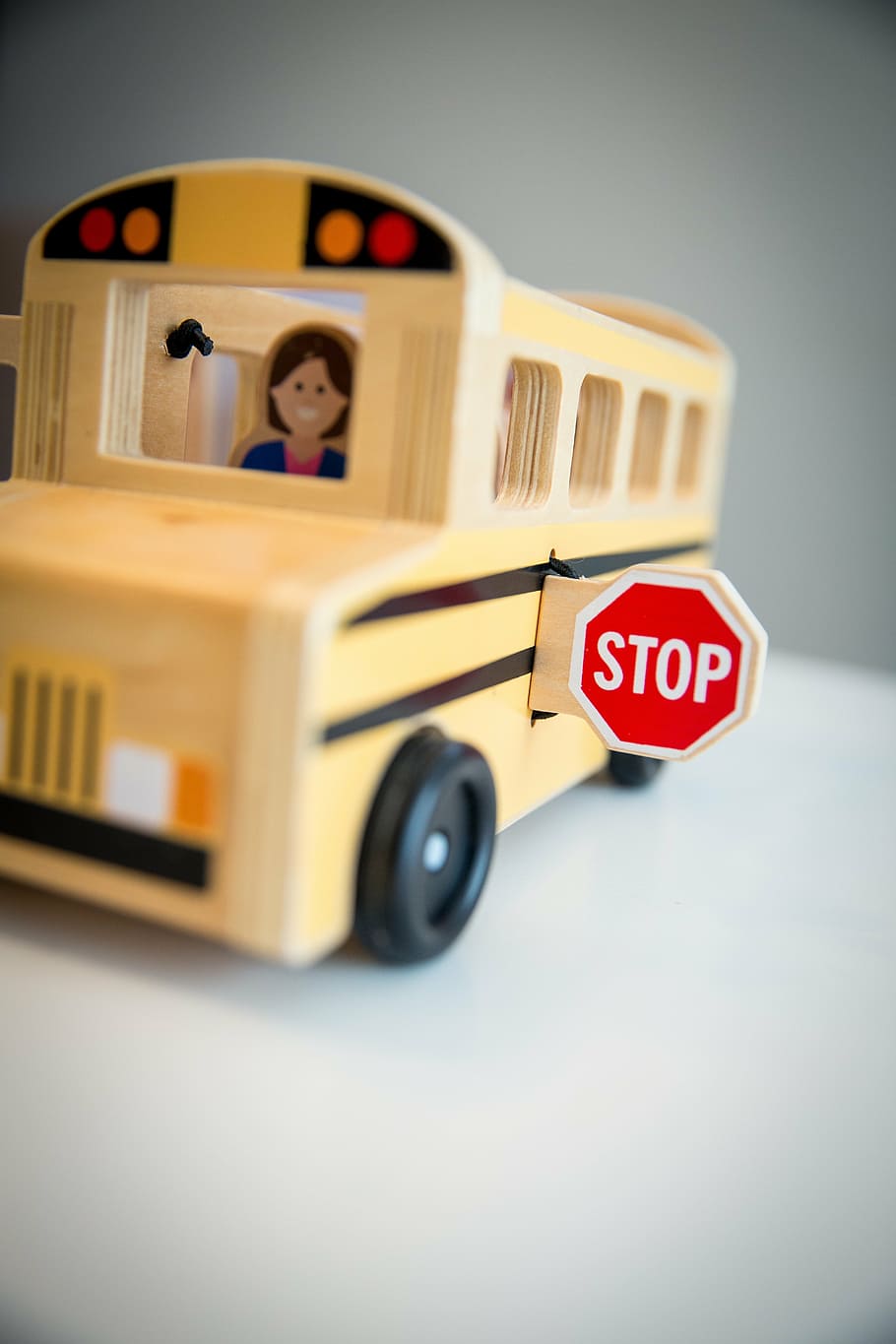 autobús en miniatura marrón, parada, escuela, señal de stop, parada de autobús, niños, seguridad, seguridad escolar, advertencia, juguete