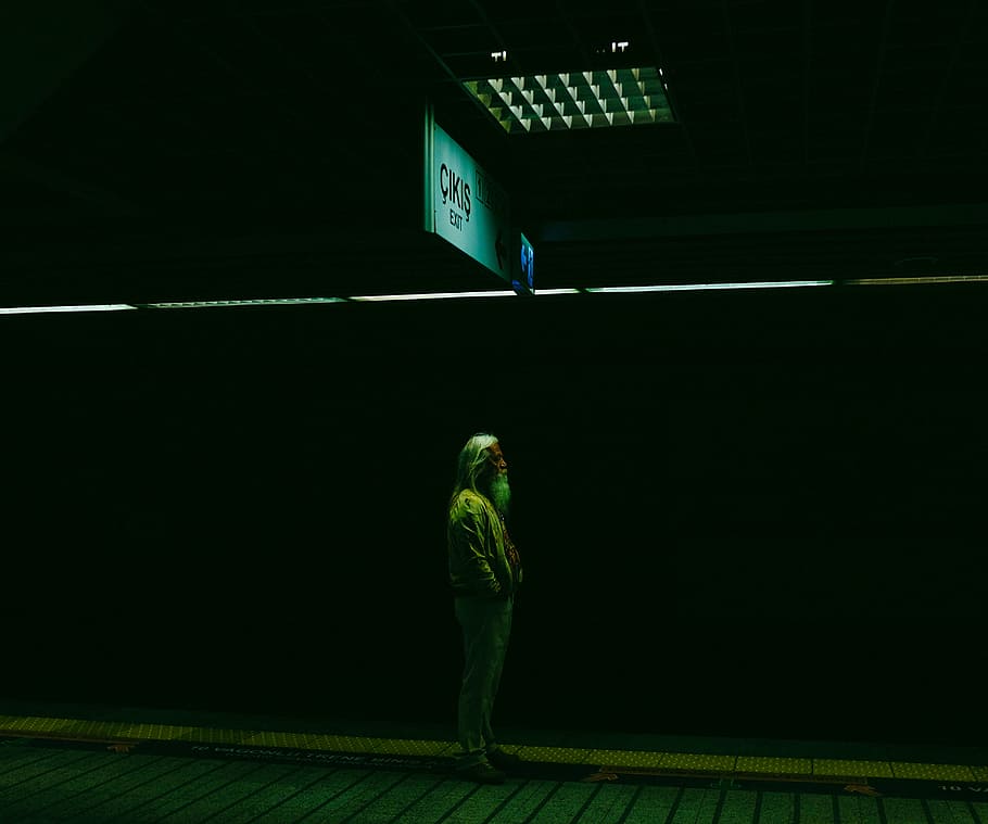 homem, em pé, estação de trem, escuro, pessoas, velho, sozinho, sinal, uma pessoa, comprimento total