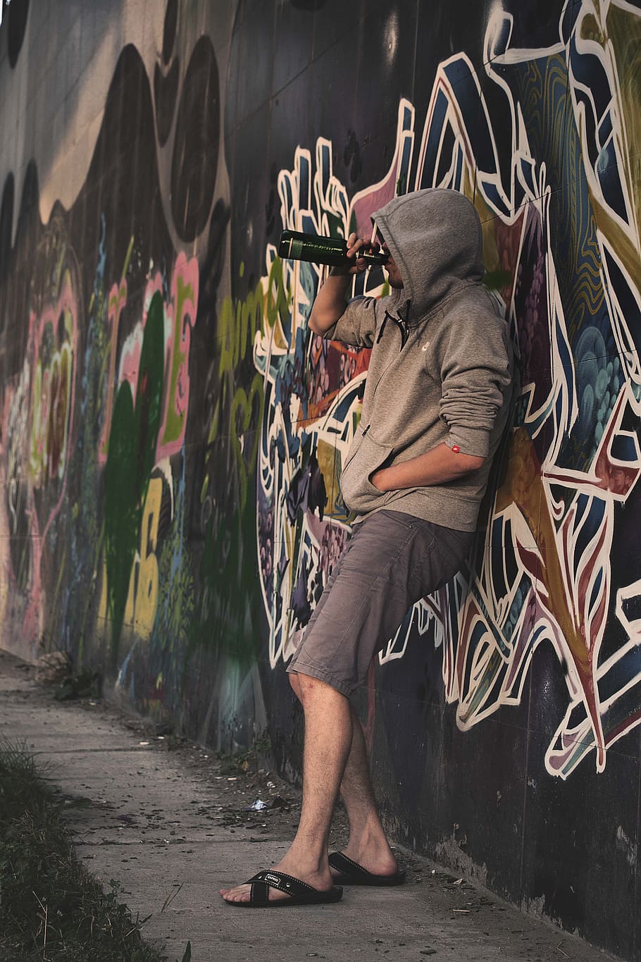Persona, inclinada, beber en la pared, botella, hombre, chico, en la calle, graffiti, pared de graffiti, Rusia