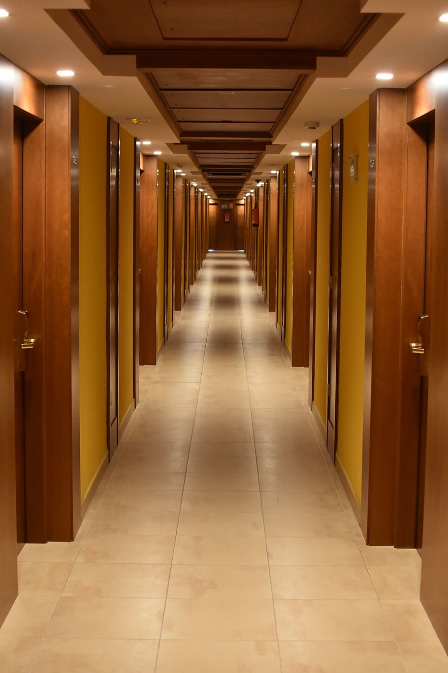 photo of hallway, gang, hotel, building, aisle, architecture, perspective, doors, floor, chambers