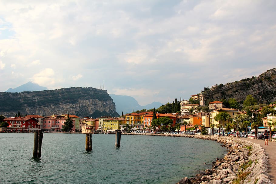 Italia, Garda, Torbole, montañas, barcos, banco, paseo marítimo, arquitectura, estructura construida, exterior del edificio