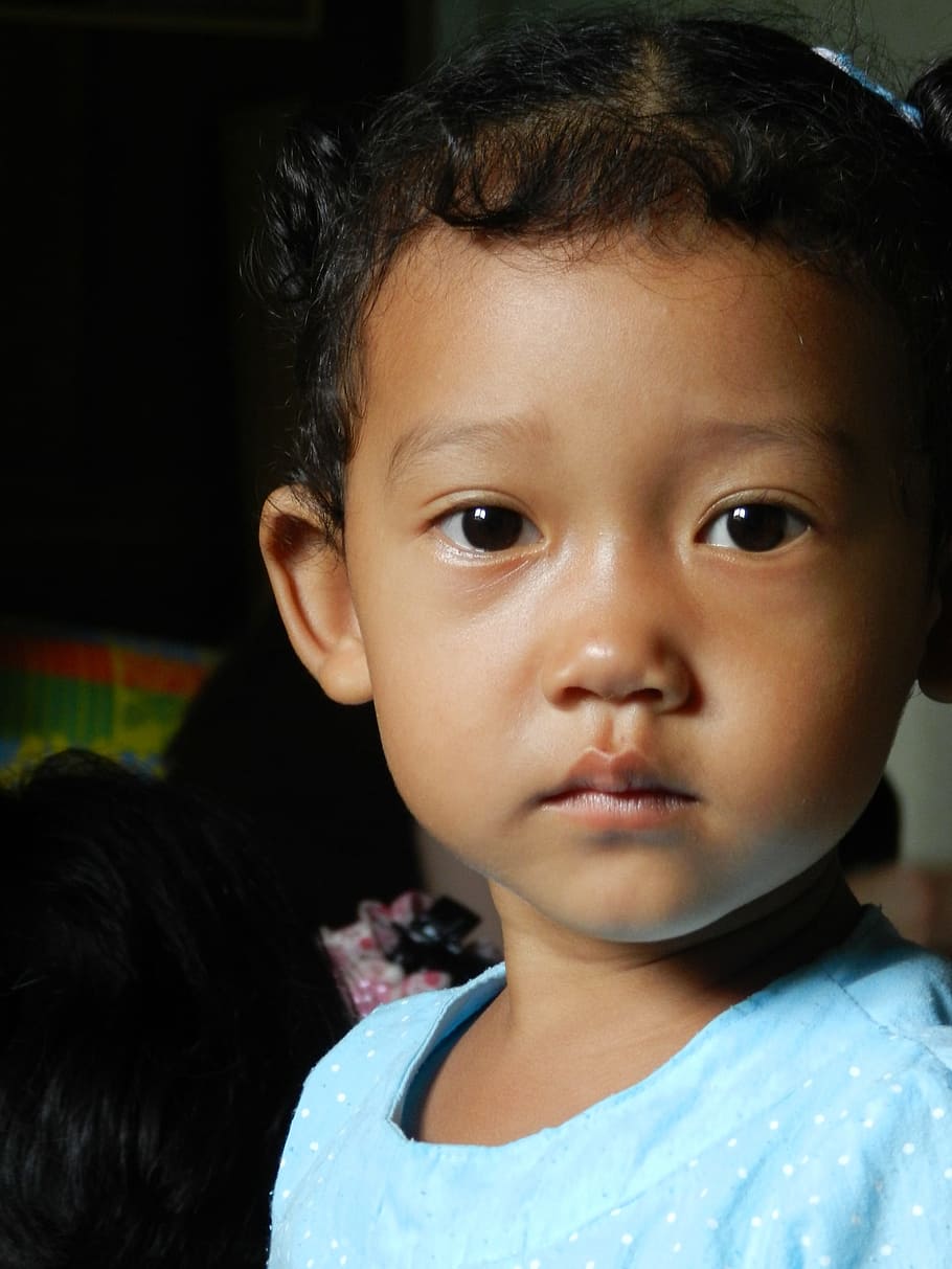 foto, niño pequeño, vistiendo, azul, cuello redondo, arriba, niño tailandés, niño asiático, niña, personas