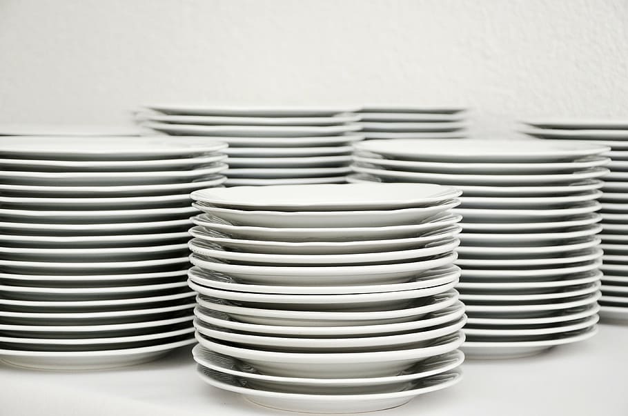 pila, blanco, cerámica, platos, plato, vajilla, pila de platos, enjuague, lavar platos, gran grupo de objetos