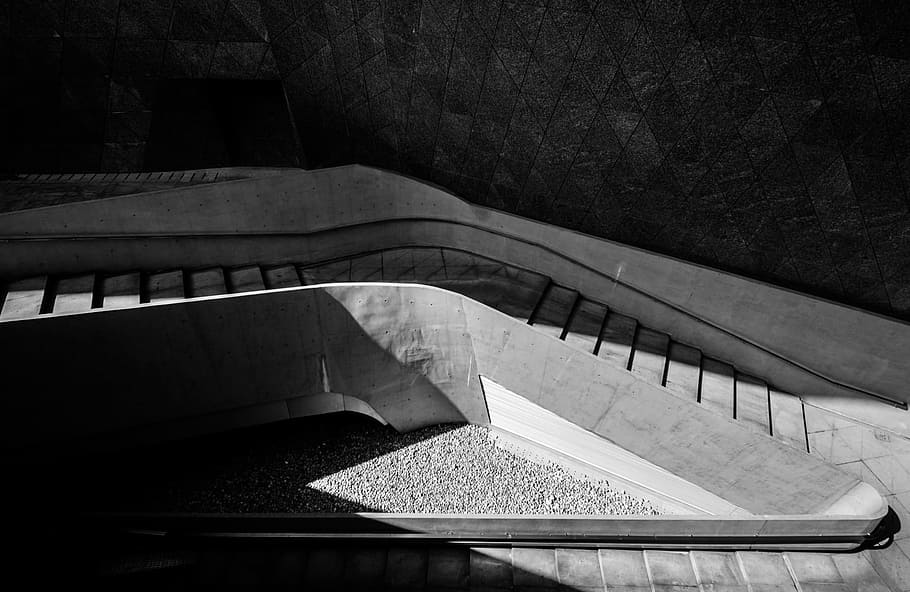 Escadas, corredor, luz, sombra, luz e sombra, preto e branco, ninguém, dentro de casa, dia, close-up
