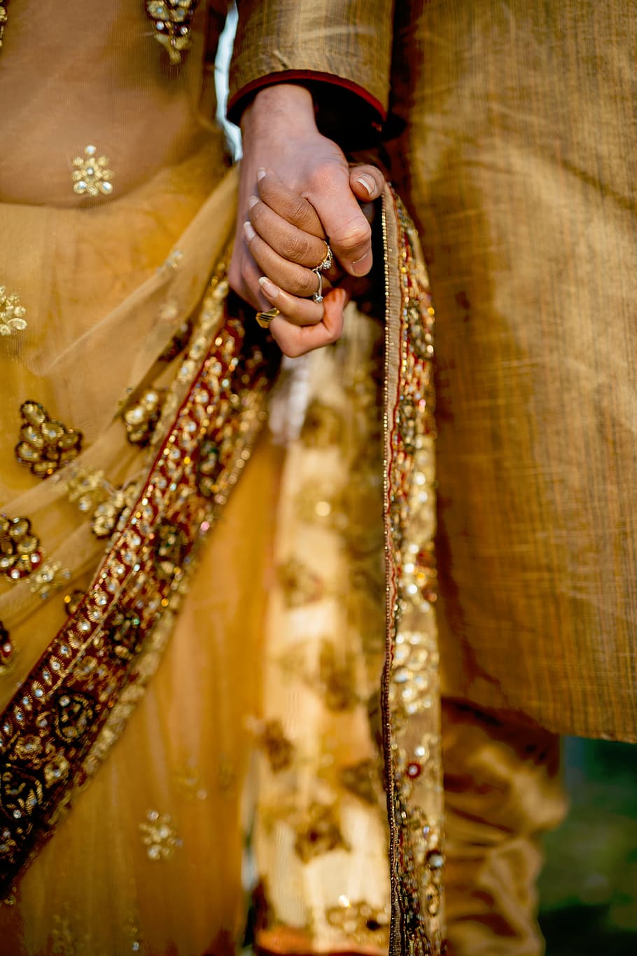 casal de mãos dadas, ouro, casamento, pessoas, homem, mulher, segurando, mãos, mulheres, culturas