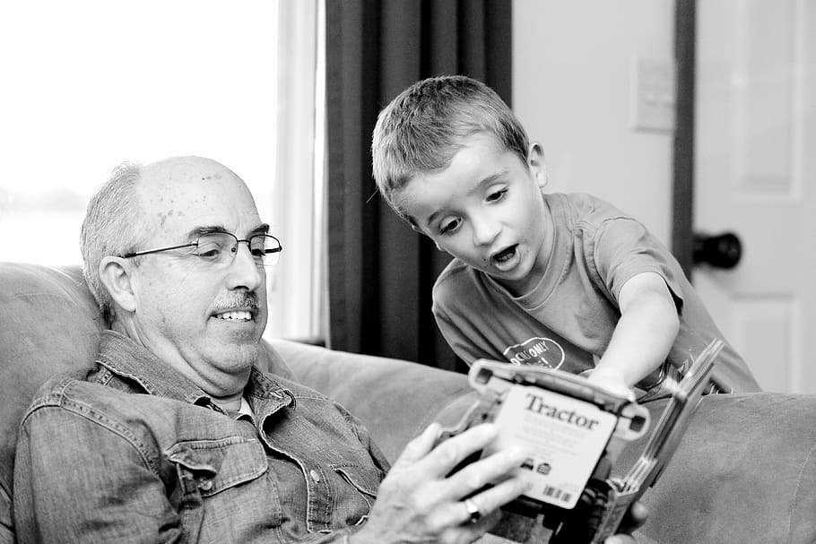homem, sentado, cadeira, livro de abertura, frente, menino, avô, neto, juntos, leitura
