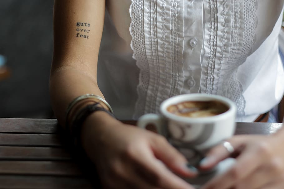 gente, mujer, hembra, desenfoque, café, bebida, brazo, hombro, tatuaje, beber