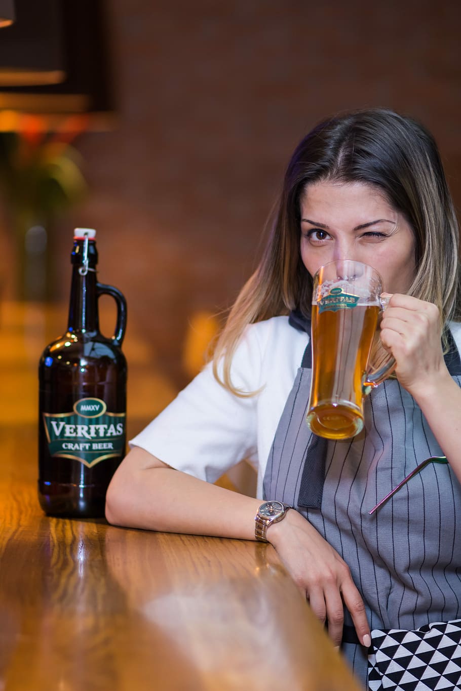 mujer bebiendo cerveza, al lado de, marrón, de madera, escritorio, niña, cerveza, personas, mujer, joven