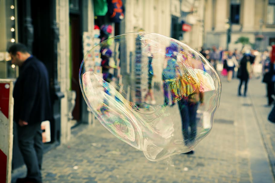 burbuja, jabón, calle, acera, adoquines, personas, peatones, multitud, tiendas, ciudad