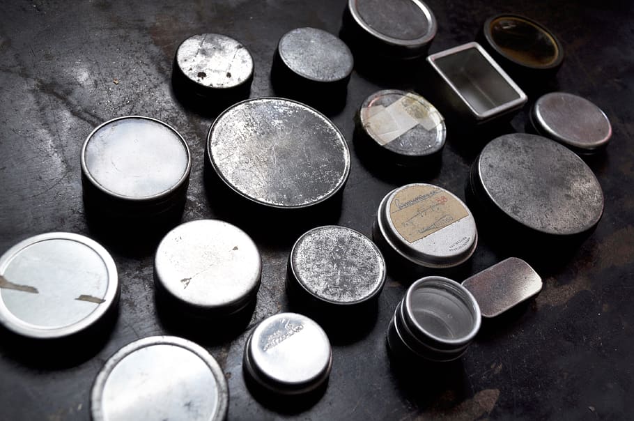vendimia, antiguo, reloj, lata, caja, ronda, metal, oxidado, grunge, negro