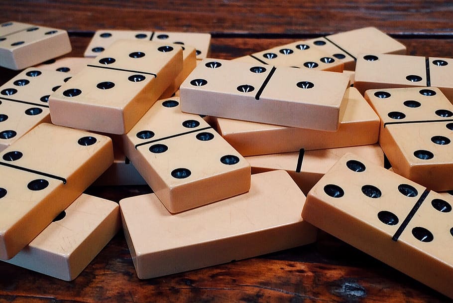 domino, permainan, strategi, permainan waktu luang, masih hidup, keberuntungan, dalam ruangan, meja, sekelompok besar objek, kesempatan