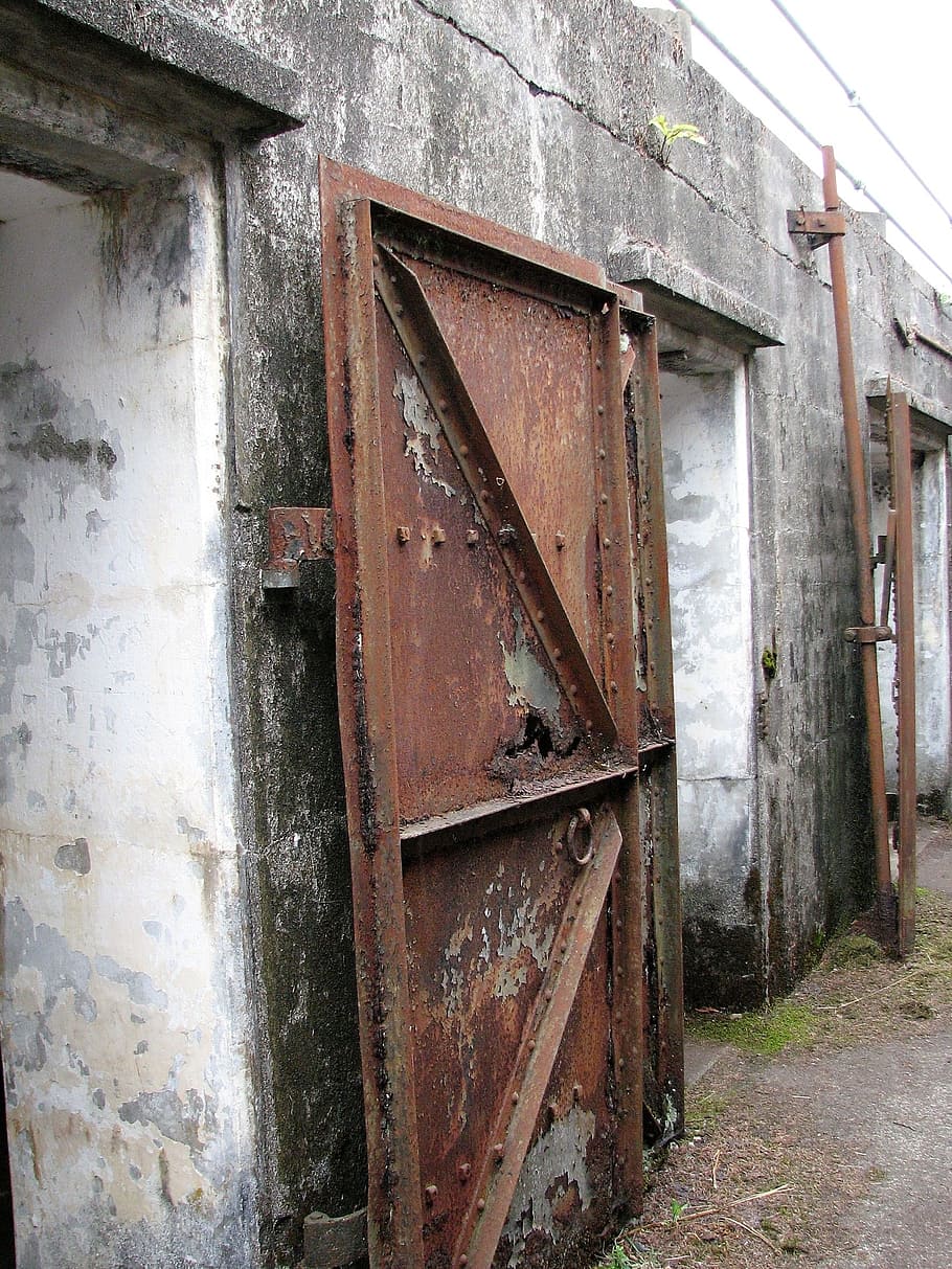 iron door, rusty door, battery, ruins, fort columbia, abandoned, old, entrance, metal, door