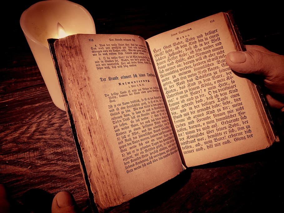 本 キャンドル 古い 人体の一部 人間の手 ページ 開いている 暗い 出版物 紙 Pxfuel