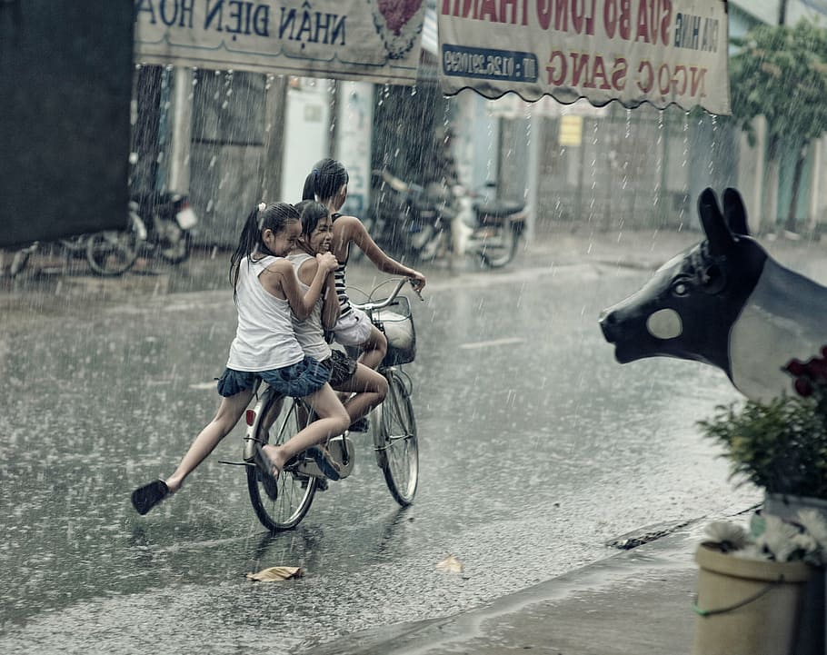 três, meninas, montando, bicicleta, viajando, estrada, chuvoso, estação, crianças, feliz