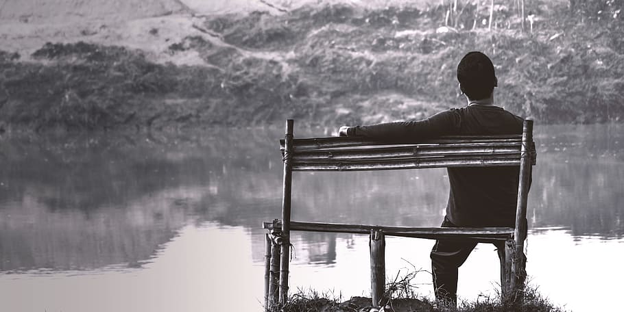 一人, 少年, 一人の少年, 川沿い, 孤独に座って, 黒白, 水, リアビュー, 湖, 反射