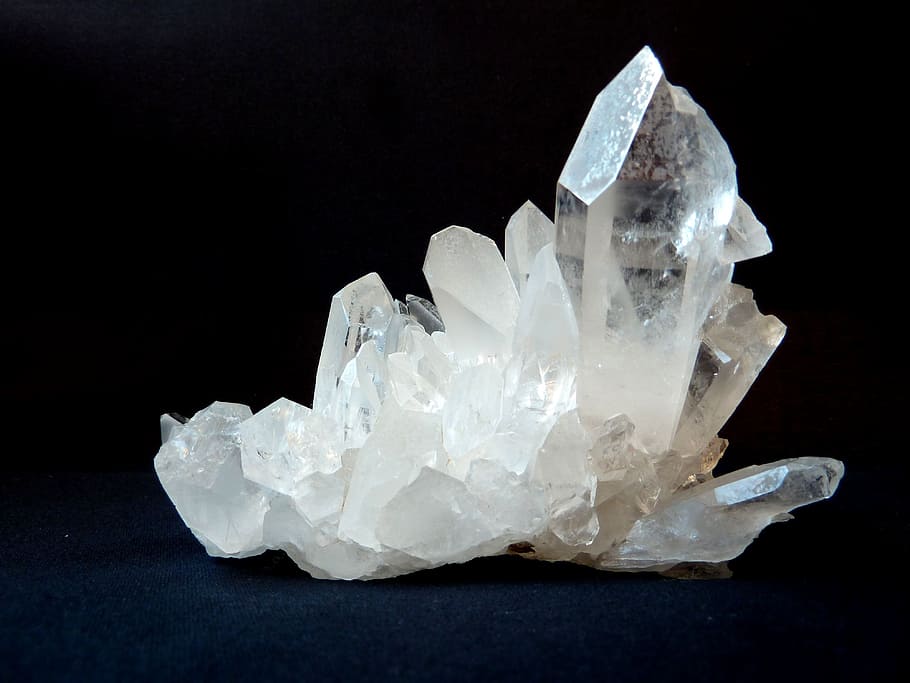 fragmento de cristal, cristal de roca, claro a blanco, parte superior de gema, trozos de piedras preciosas, vidrioso, transparente, translúcido, brillante, manchado parcialmente nublado
