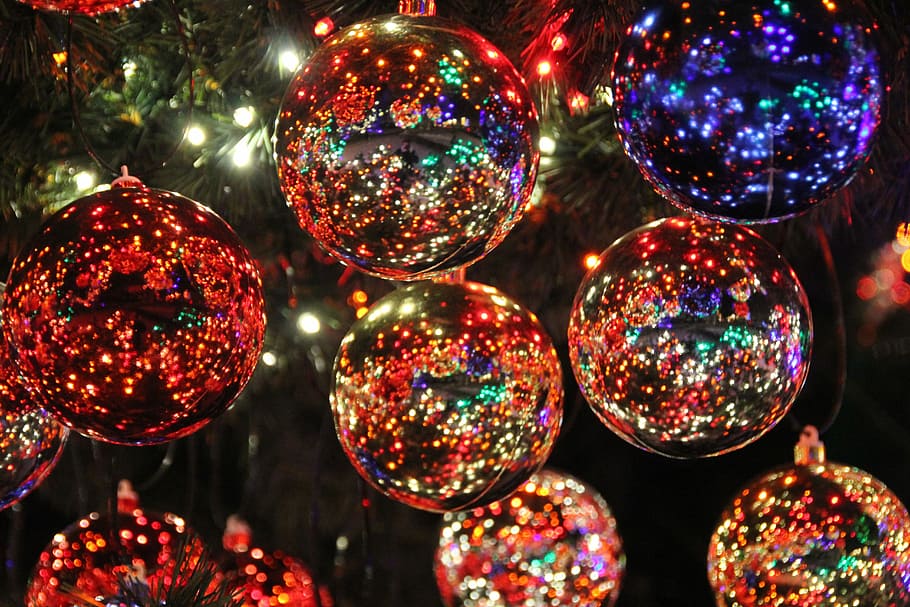 fotografia de close-up, enfeites de natal de cores sortidas, fora de foco, embaçada, natal, jóias de natal, advento, luz, decoração, tempo de natal