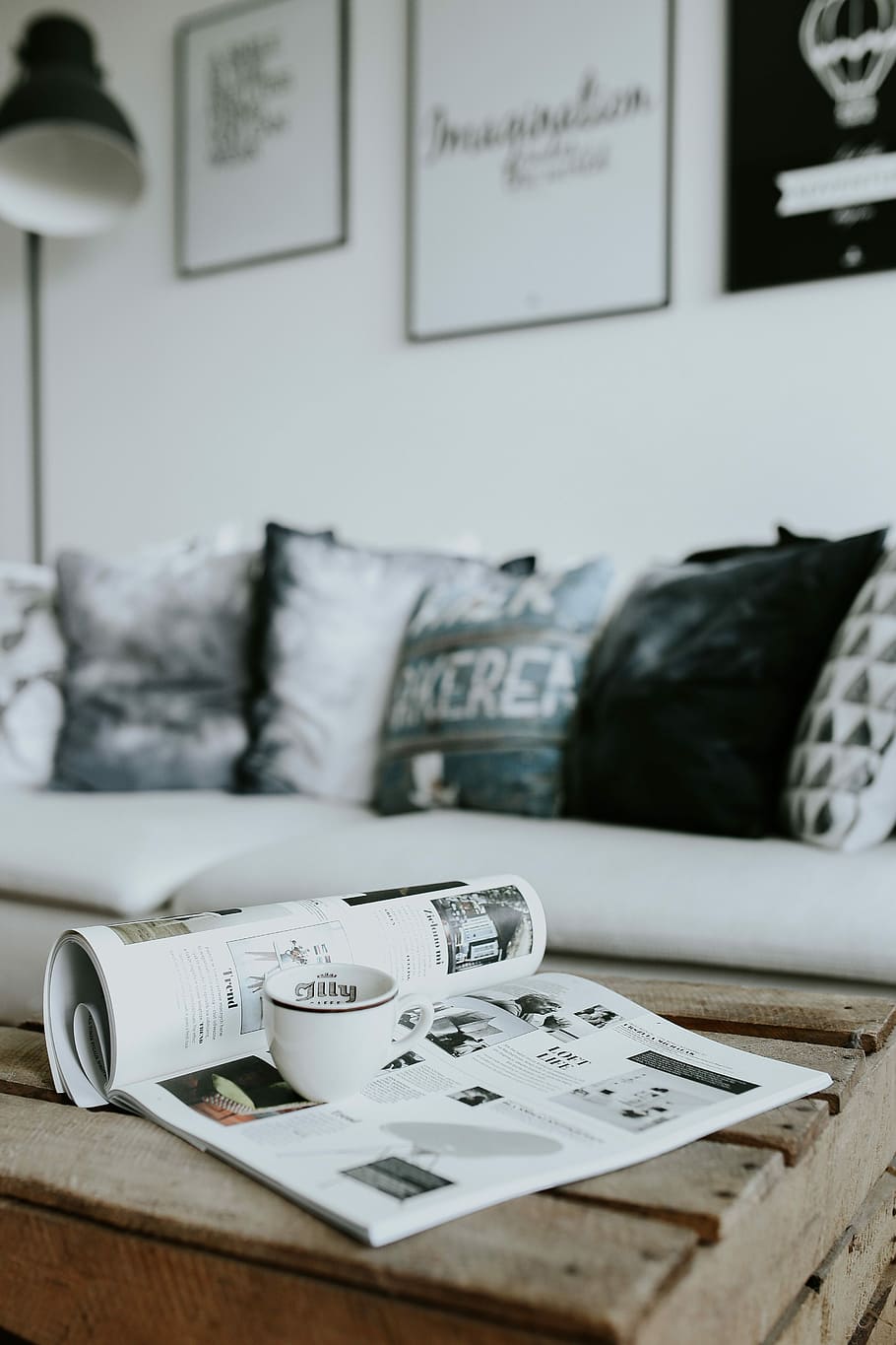 preto e branco, decoração, Contemporânea, casa branca, interior, sofá, revistas, moderna, mesa, travesseiros