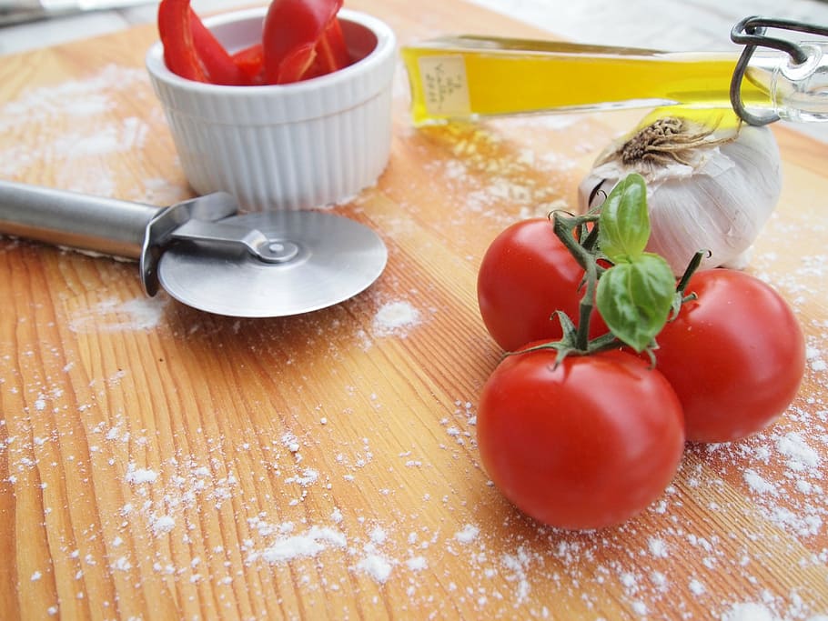 tomatoes, garlic, pizza slicer, eat, oil, paprika, food, meal, raw food, vegetables