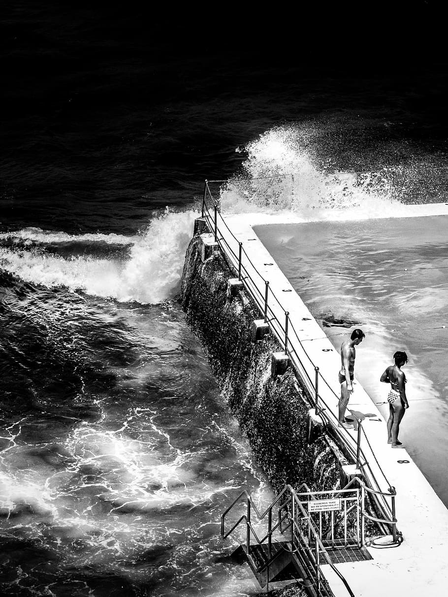 foto en escala de grises, dos, persona, de pie, lado, natación, piscina, cuerpo, agua, mar