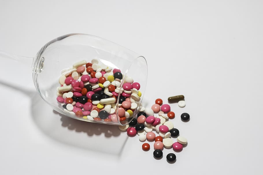 vidrio transparente, con patas, vertido, tableta de medicamento, cápsula, medicamentos, cura, tabletas, farmacia, medicina