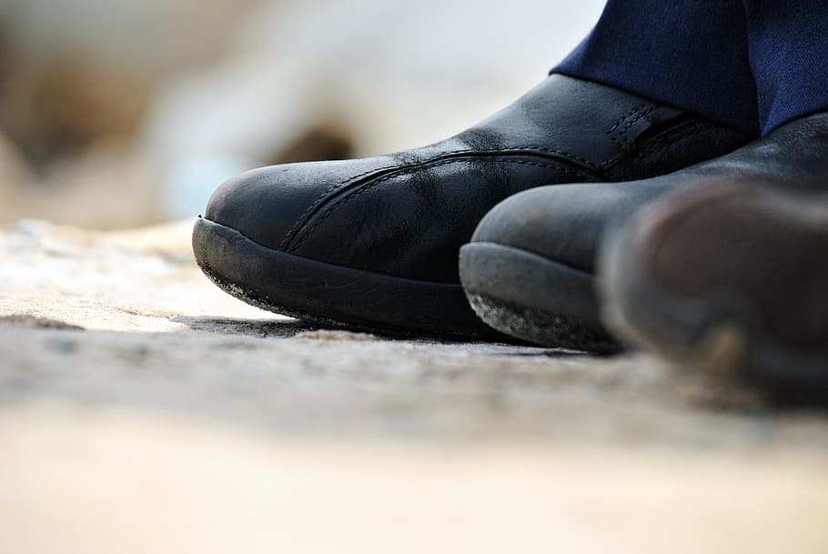 zapatos, cuero, calzado, pie, botas, zapato, parte del cuerpo humano, una persona, sección baja, color negro