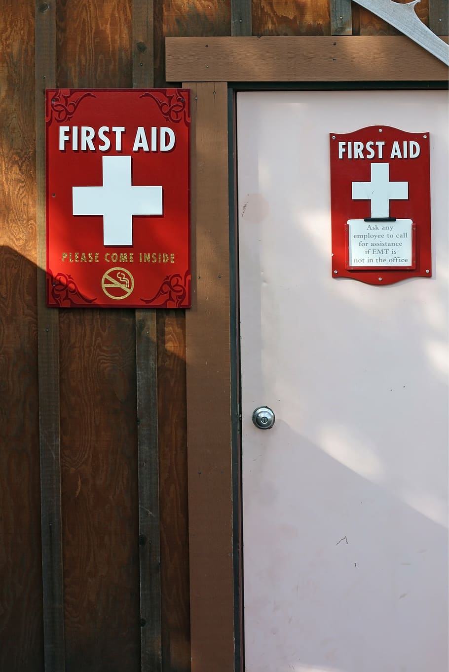 pertama, bantuan signage, pintu, pertolongan pertama, stasiun, medis, bantuan, darurat, tanda, keselamatan