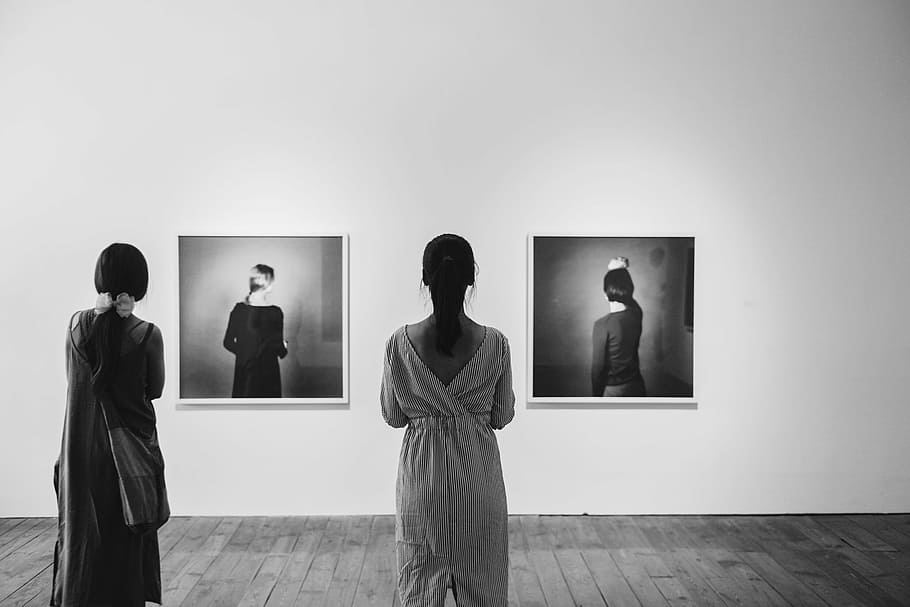 duas, mulheres, em pé, frente, espelhos, escala de cinza, foto, mulher, perto de, cuecas