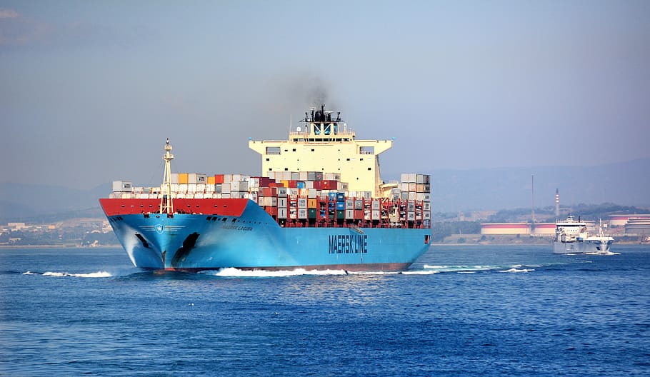 青い貨物船, ドアコンテナー, ボート, コンテナー, 海上輸送, 物流, グローバリゼーション, 貨物輸送輸送, 貨物コンテナー, 輸送