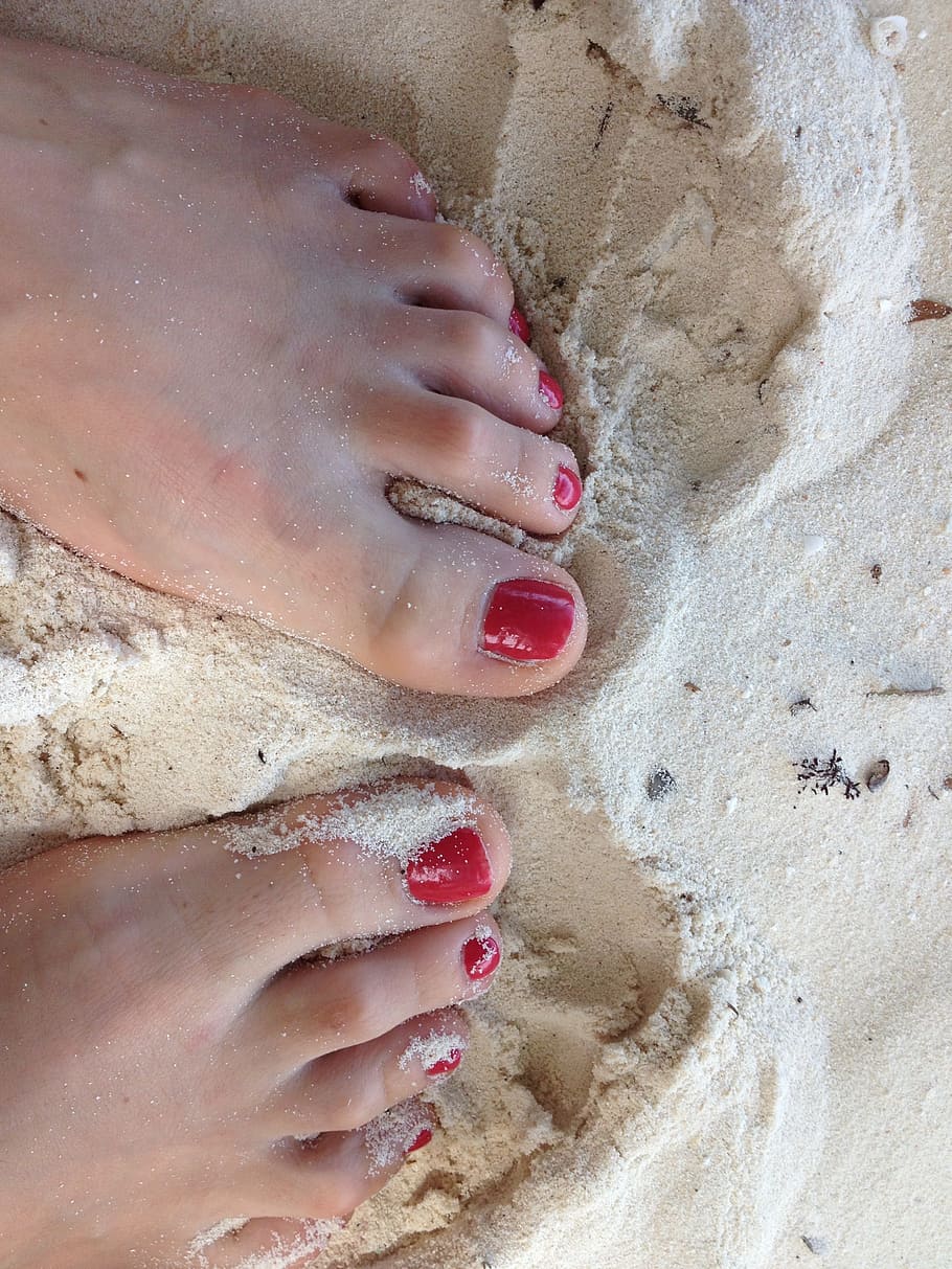 Pies, esmalte de uñas, rojo, arena, playa, mujer, verano, vacaciones, parte del cuerpo humano, una persona