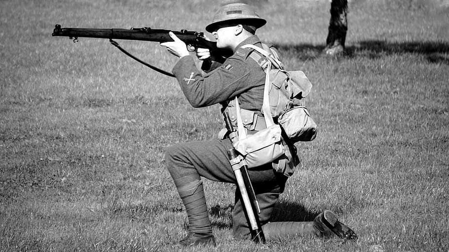 fotografia em escala de cinza, homem avistando rifle, ajoelhado, terreno, soldado, arma, militar, exército, guerra, camuflagem