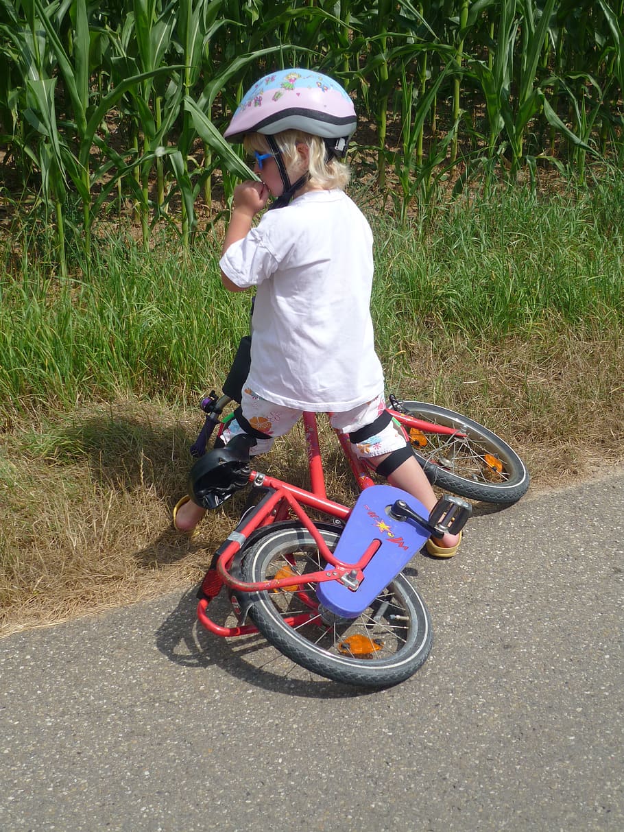 anak laki-laki, naik, merah, sepeda, jalan, anak, helm sepeda, jatuh, kegagalan, belajar